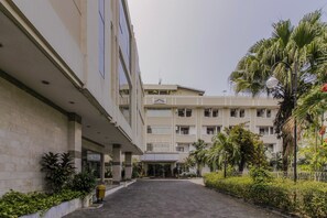 Exterior - RedDoorz Plus near GBK Senayan (Jakarta)