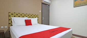 RedDoorz near UNS Solo