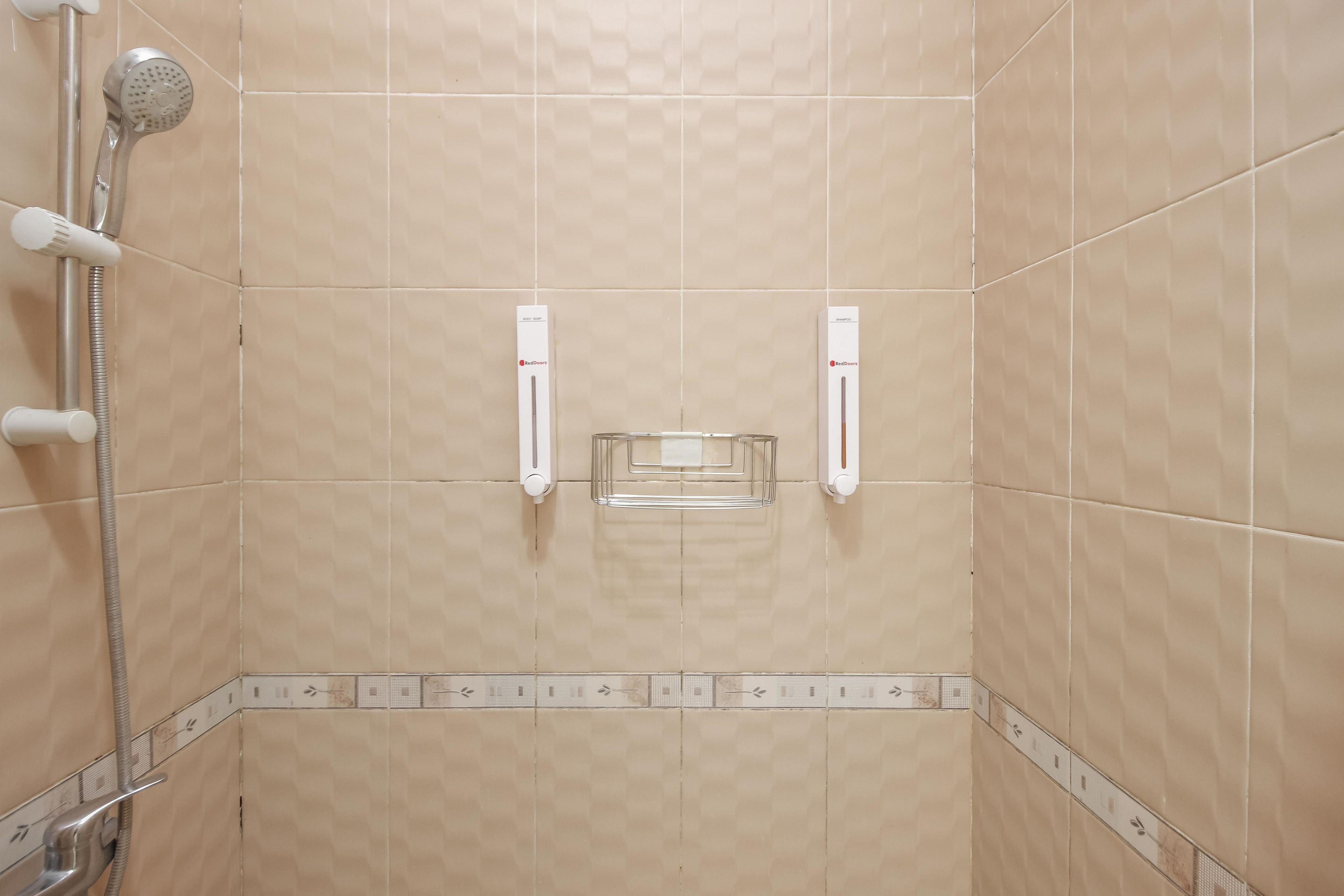 Shower, free toiletries, towels