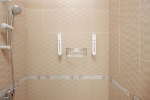 Ducha, artículos de higiene personal gratuitos y toallas