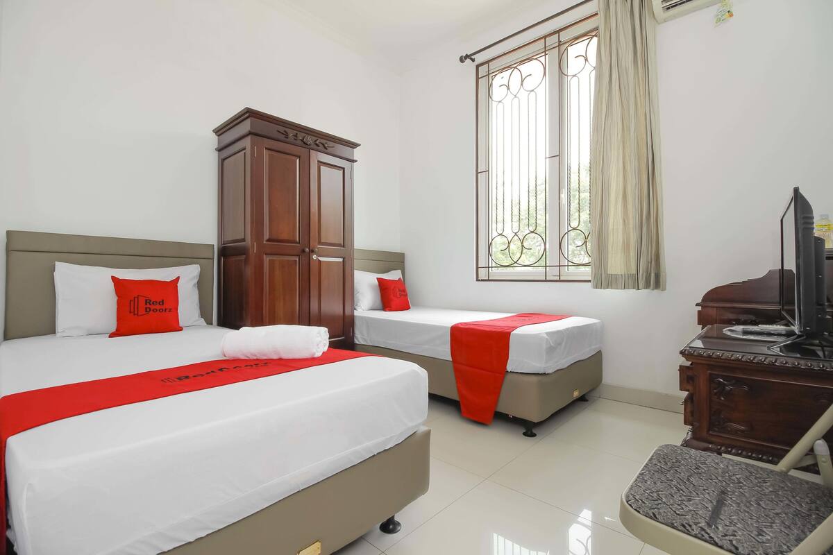 Twin Room | Desk, free WiFi, bed sheets