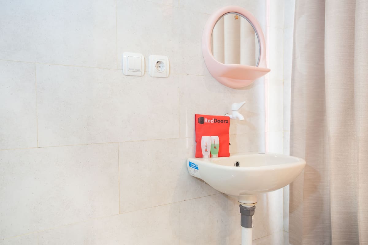 double room | bathroom | shower, free toiletries, towels