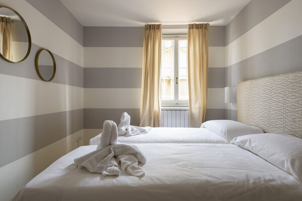 3 bedrooms, in-room safe, iron/ironing board, WiFi