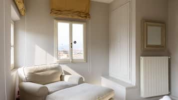 3 bedrooms, in-room safe, iron/ironing board, WiFi