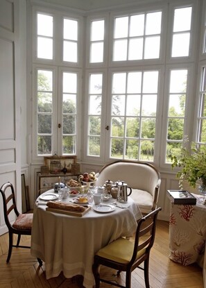 Tägliches inbegriffenes kontinentales Frühstück