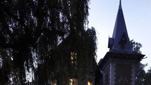 Un edificio grande e histórico con numerosas ventanas y una torre destacada.