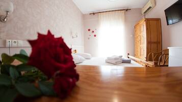 Màn/rèm cản sáng, bàn ủi/dụng cụ ủi quần áo