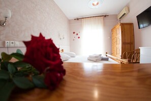 Blackout drapes, iron/ironing board, free WiFi, bed sheets - Hotel Almira (Thermaikos)