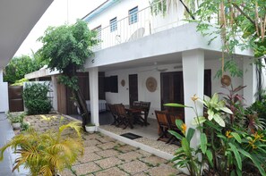 Outdoor dining - Charming villa with 10 comfortable rooms (Cotonou)