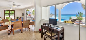 Centre d’affaires dans la chambre