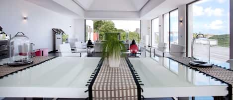 Khu vực ăn uống tại phòng