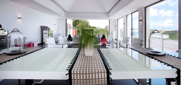 Repas dans la chambre