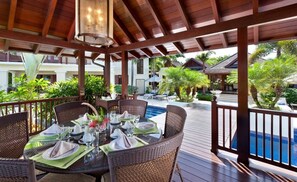 Outdoor dining - Villa Alila (Holetown)