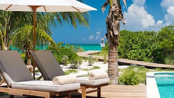 Hồ bơi ngoài trời