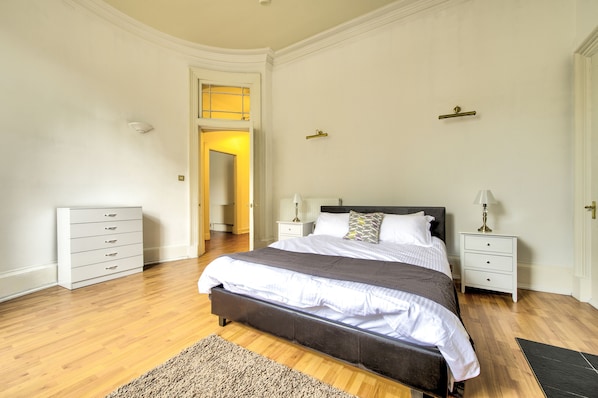 3 chambres, décor unique, ameublement unique, bureau