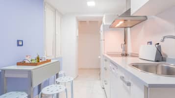 Een koelkast, een microgolfoven, een kookplaat, een vaatwasser