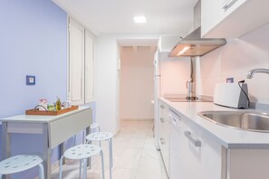 Frigorífico, microondas, placa de cocina y lavavajillas