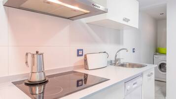 Een koelkast, een microgolfoven, een kookplaat, een vaatwasser