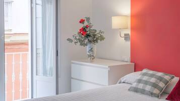 3 bedrooms, iron/ironing board, WiFi (free), bed sheets