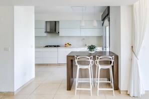 Presidential Apartment, 4 Bedrooms | Desk, free WiFi, bed sheets - Kook 7 Apartment - Isrentals (Jerusalem)