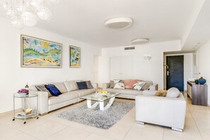 Presidential Apartment, 4 Bedrooms | Desk, free WiFi, bed sheets - Kook 7 Apartment - Isrentals (Jerusalem)