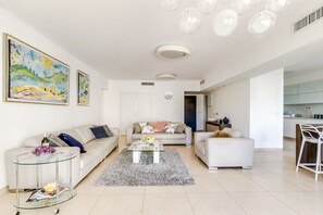 Presidential Apartment, 4 Bedrooms | Desk, free WiFi, bed sheets - Kook 7 Apartment - Isrentals (Jerusalem)