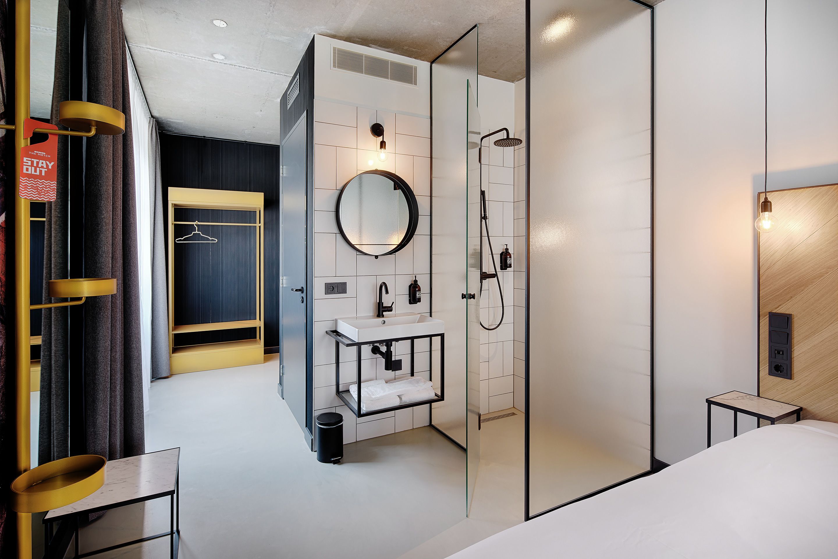 淋浴设施、大花洒淋浴喷头、免费洗浴用品、毛巾