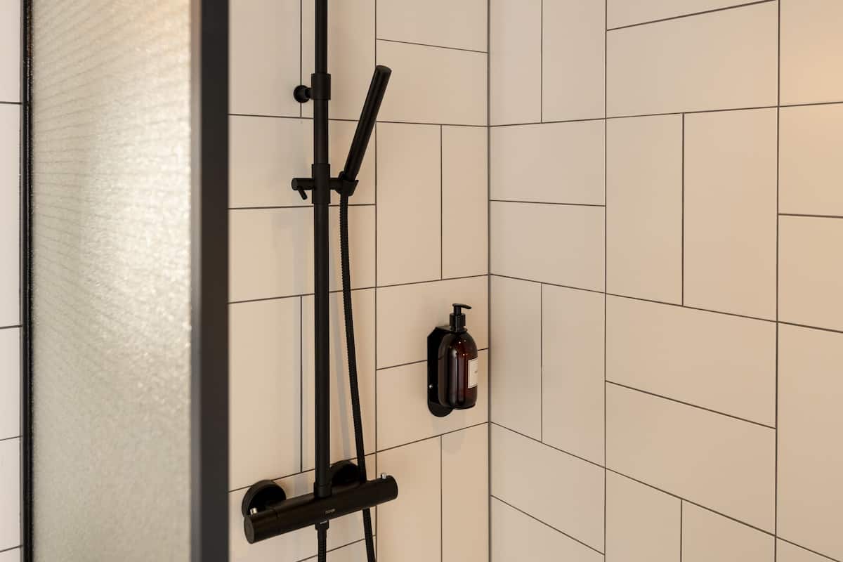 shower, rainfall showerhead, free toiletries, towels