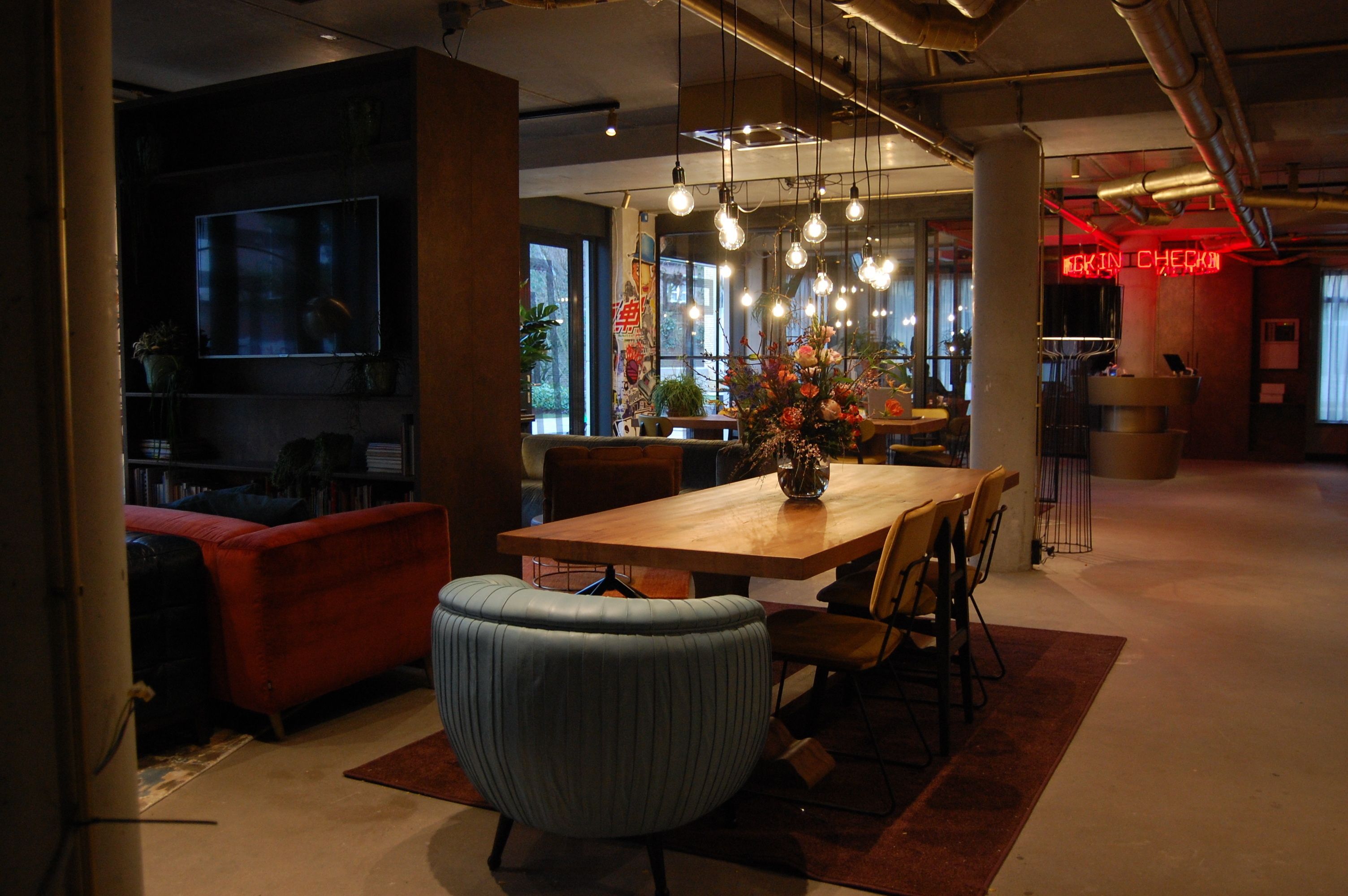 Un comedor moderno con una mesa de madera, sillas y un banco tapizado en azul.