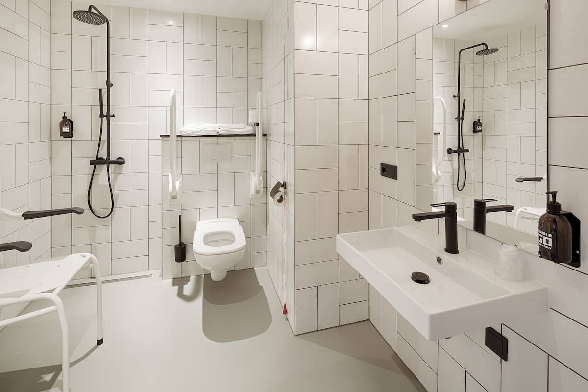 twin room, accessible | bathroom shower