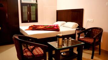 Desk, soundproofing, free WiFi, bed sheets