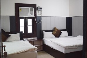 Desk, soundproofing, free WiFi, bed sheets