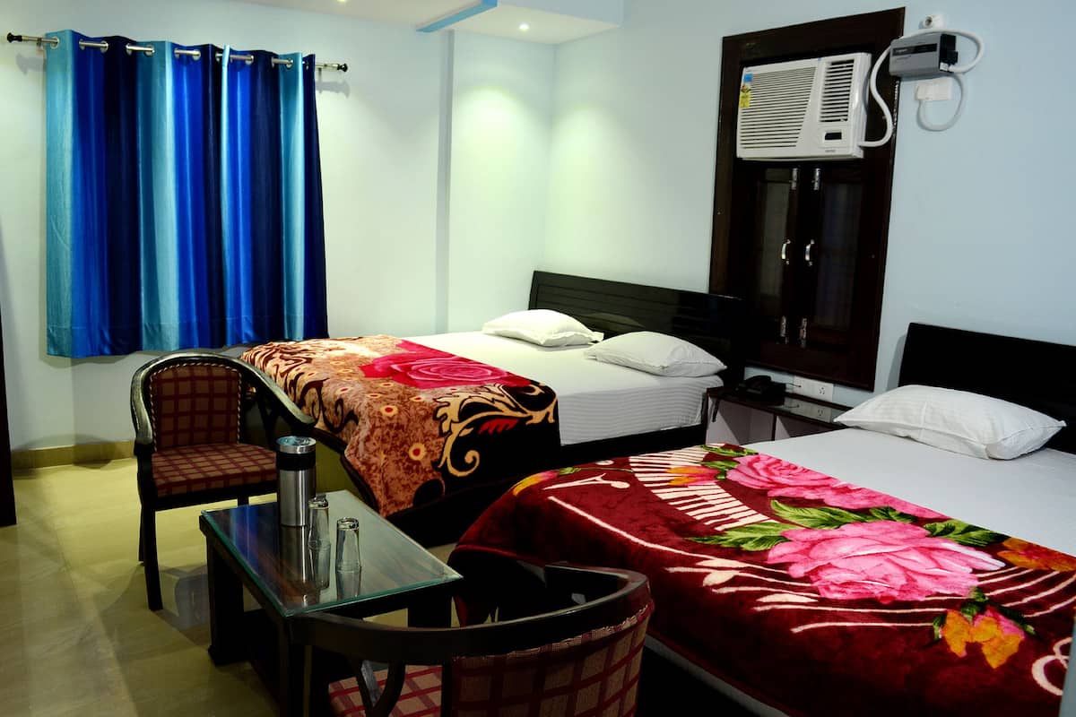 Deluxe Family Room | Desk, soundproofing, WiFi (free), bed sheets