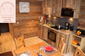 Fridge, microwave, oven, stovetop - NEIGE ETOILEE, FACING CHILDREN’S VILLAGE, LOVELY STAY, 3 BEDROOMS, IDEAL FAMILY  (Morzine)