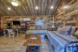 4 bedrooms, memory foam beds, desk, iron/ironing board - Mama Bear 'Wheelchair Friendly' Retreat (Sevierville)