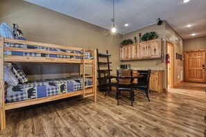 4 soverom, memory foam-senger, skrivebord og strykejern/-brett