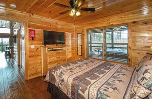 4 عدّة غرف نوم وأسرّة بإسفنج يتكيف مع شكل الجسم ومكتب ومكواة/لوح كي