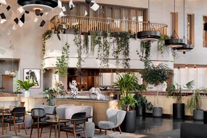 2 bars/lounges, cocktail bar - The Stratford, Autograph Collection (London)