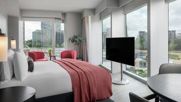 1 bedroom, Egyptian cotton sheets, premium bedding, down comforters