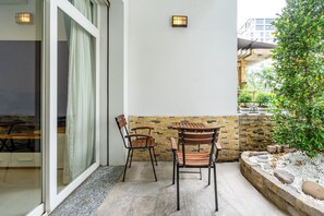Outdoor dining - Bright and green studio, 200m to Tan Son Nhat airport (Ho chi minh)