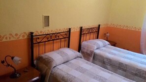 Phòng, phòng tắm dùng chung | Nôi/giường cho trẻ sơ sinh (phụ phí), giường gấp/giường phụ (phụ phí)