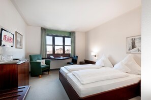 Minibar, in-room safe, desk, blackout drapes - Hotel Restaurant Esser (Wegberg)