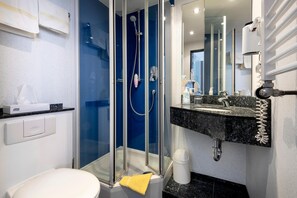 Shower, hair dryer, towels - Hotel Restaurant Esser (Wegberg)