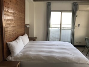 Economy Double Room (Wood) | Blackout drapes, free WiFi, bed sheets - Ising Hotel (Taitung)