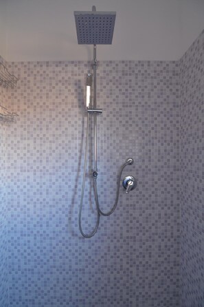 Shower, rainfall showerhead, hair dryer, towels - B&B Culla Dell'Aquila (L'Aquila)