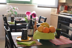 Fridge, microwave, coffee/tea maker, cookware/dishes/utensils - B&B Culla Dell'Aquila (L'Aquila)
