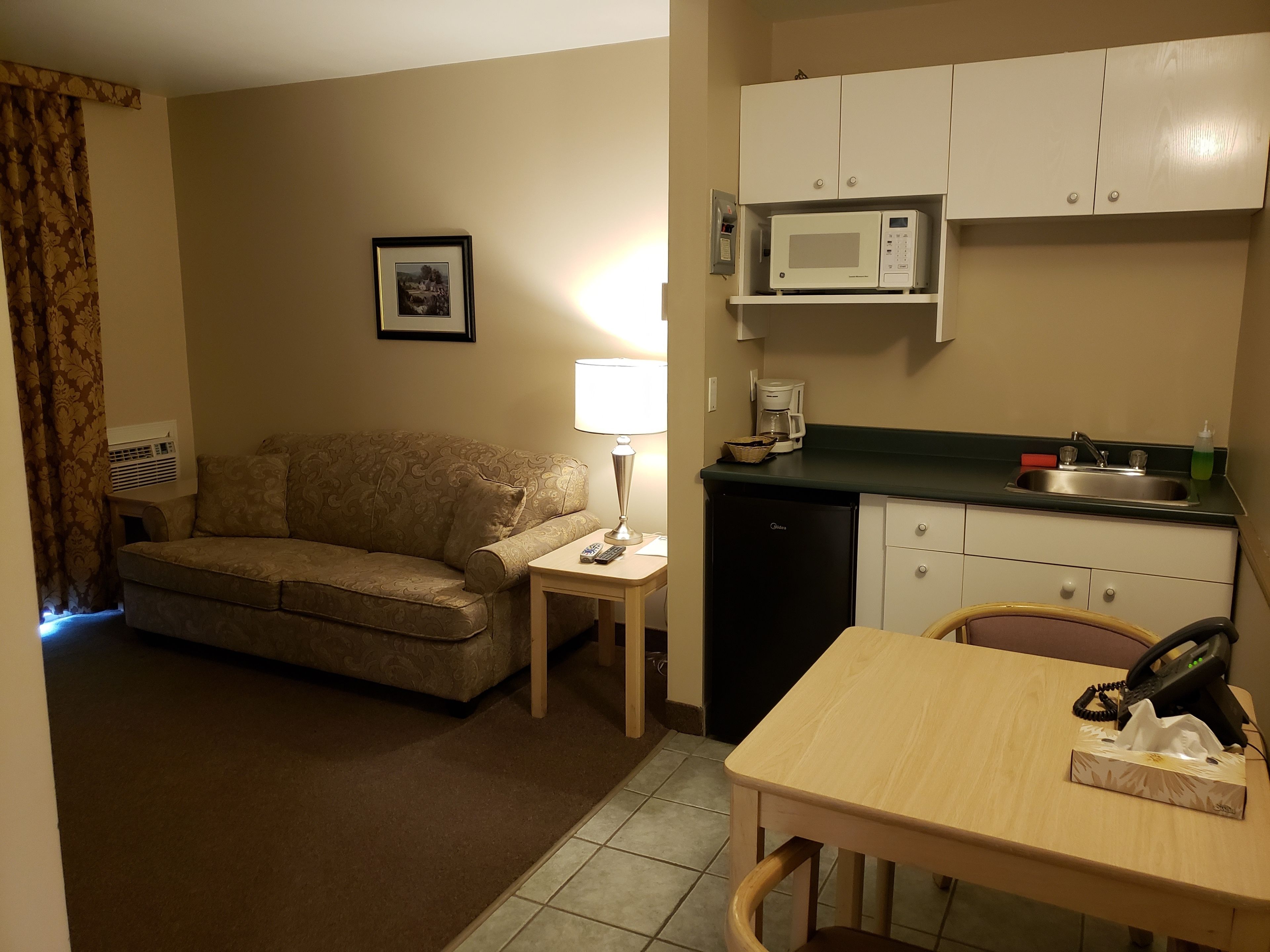 Standard Suite, 1 Queen Bed with Sofa bed, Non Smoking | In-room dining