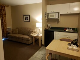 Standard Suite, 1 Queen Bed with Sofa bed, Non Smoking | In-room dining