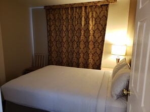 Tabla de planchar con plancha, wifi gratis y ropa de cama 