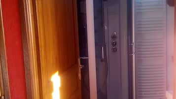 Quadruple Room (Basse cour) | Bathroom shower